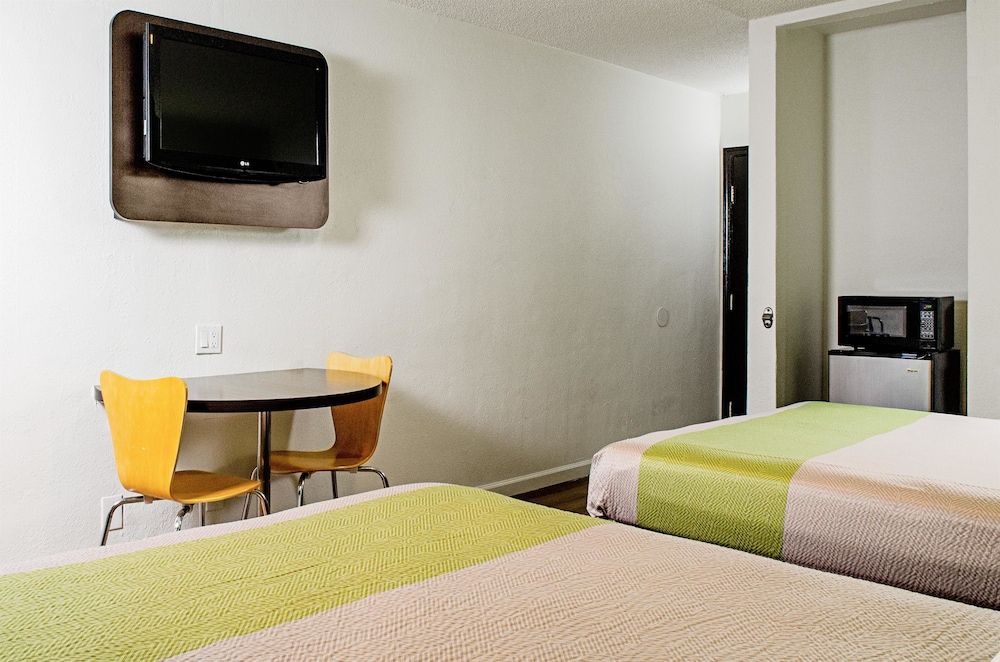 Motel 6 Modesto, CA - Downtown Standard Room, 2 Queen Beds, Non Smoking 4