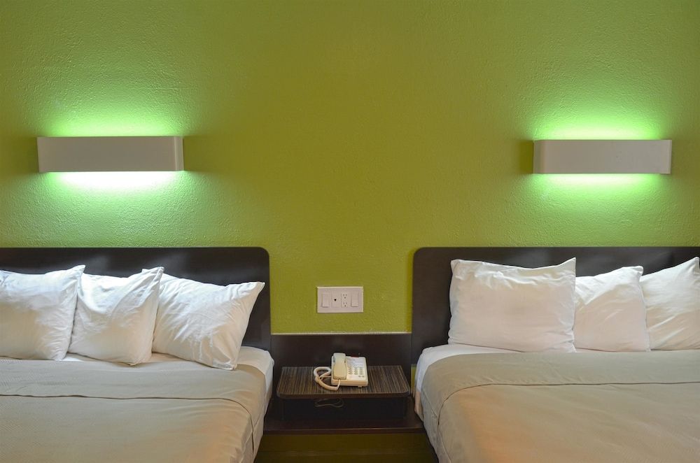 Motel 6 Modesto, CA - Downtown Standard Room, 2 Queen Beds, Non Smoking 3