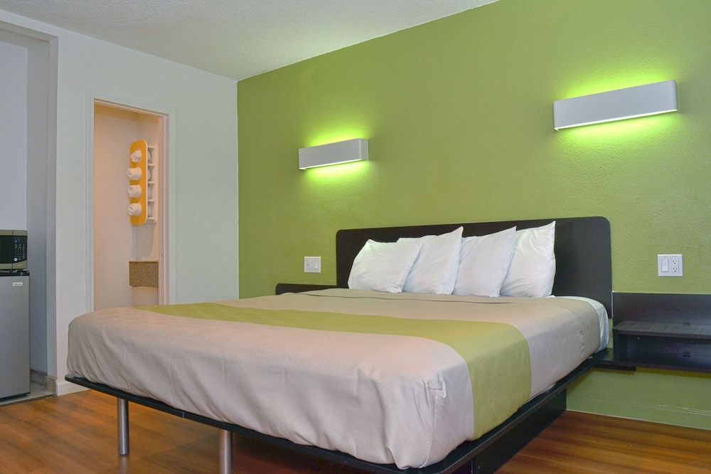 Motel 6 Modesto, CA - Downtown Standard Room, 1 King Bed, Non Smoking