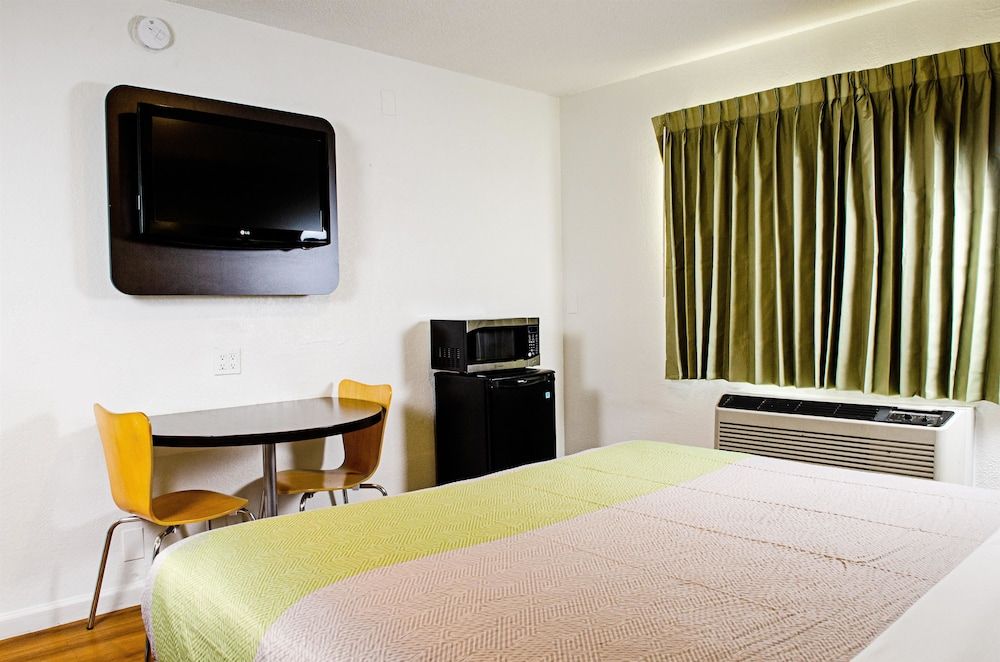 Motel 6 Modesto, CA - Downtown Standard Room, 1 King Bed, Accessible, Non Smoking 4