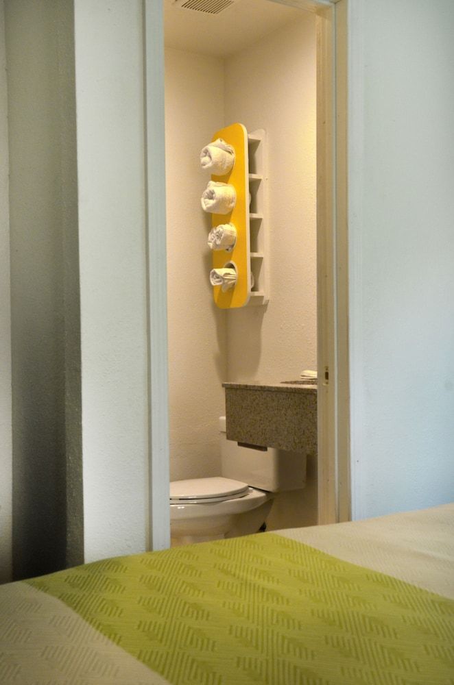 Motel 6 Modesto, CA - Downtown Standard Room, 1 King Bed, Non Smoking 13