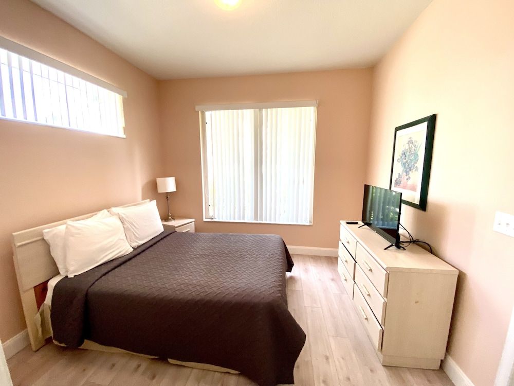 Orlando Select Vacation Homes Sunset Lakes - 4 bedroom House with private pool (3 full bathrooms)