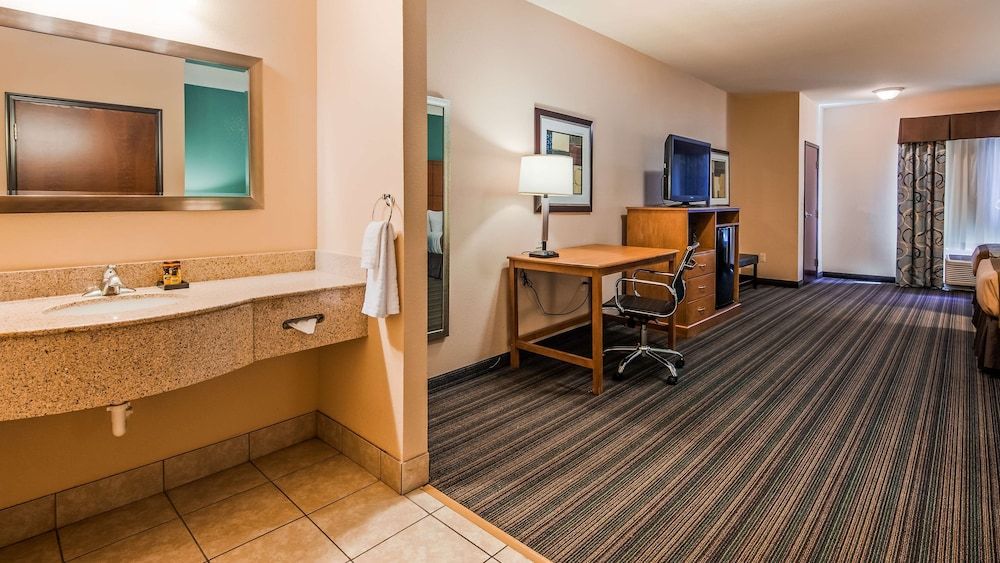 Best Western Plus Seminole Hotel & Suites Suite, 2 Queen Beds, Non Smoking, Refrigerator & Microwave 2