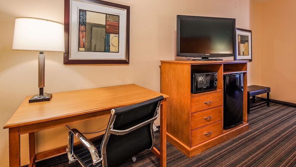Best Western Plus Seminole Hotel & Suites Standard Room, 1 King Bed, Accessible, Refrigerator & Microwave 3