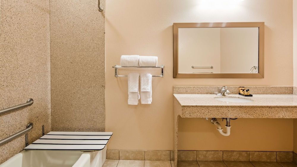 Best Western Plus Seminole Hotel & Suites Standard Room, 1 King Bed, Accessible, Kitchenette 2