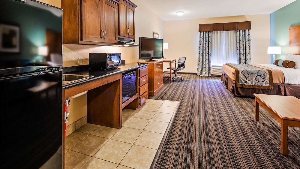 Best Western Plus Seminole Hotel & Suites Standard Room, 1 King Bed, Accessible, Kitchenette 3