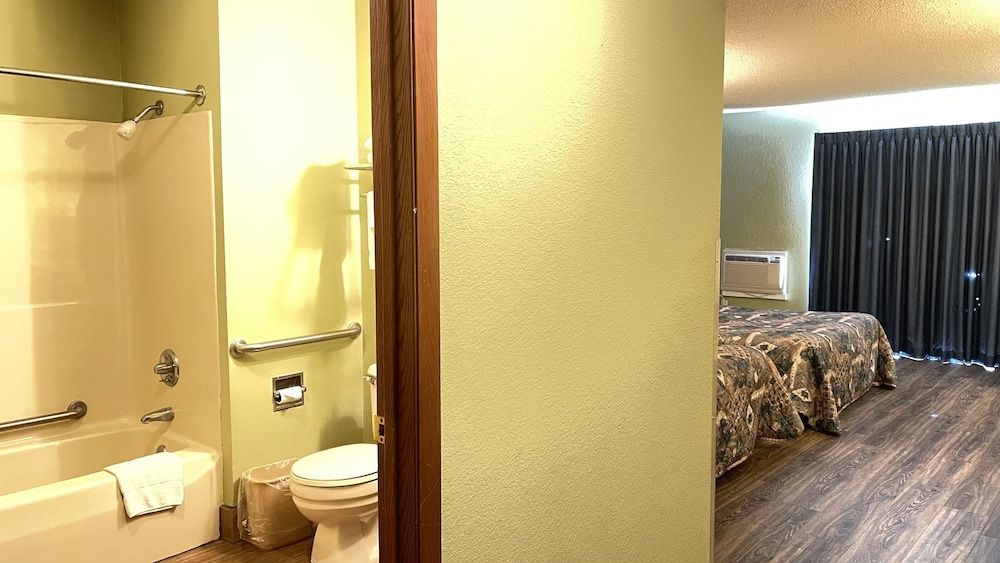 Harbor Lights Lodge Double Queen with City View and Handicap 8