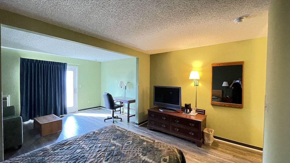 Harbor Lights Lodge Queen Room with City View and Patio 5