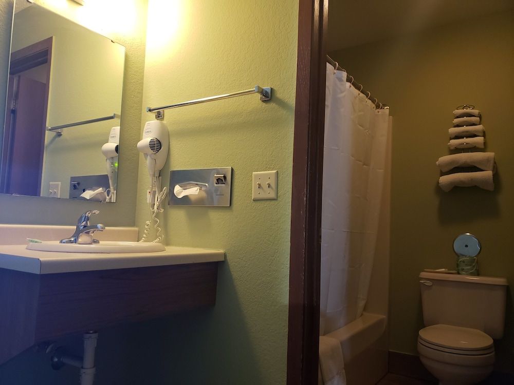 Harbor Lights Lodge Queen Room with City View and Patio 4