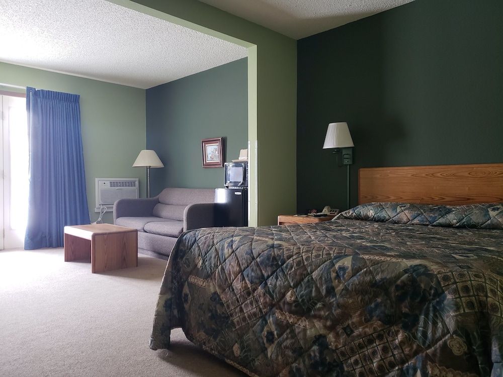 Harbor Lights Lodge Queen Room with City View and Patio 2