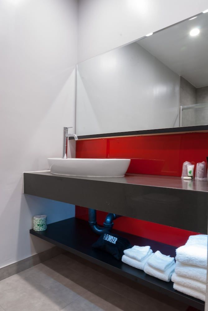 Astro Pasadena Hotel Deluxe Room, 1 King Bed, Refrigerator & Microwave 4