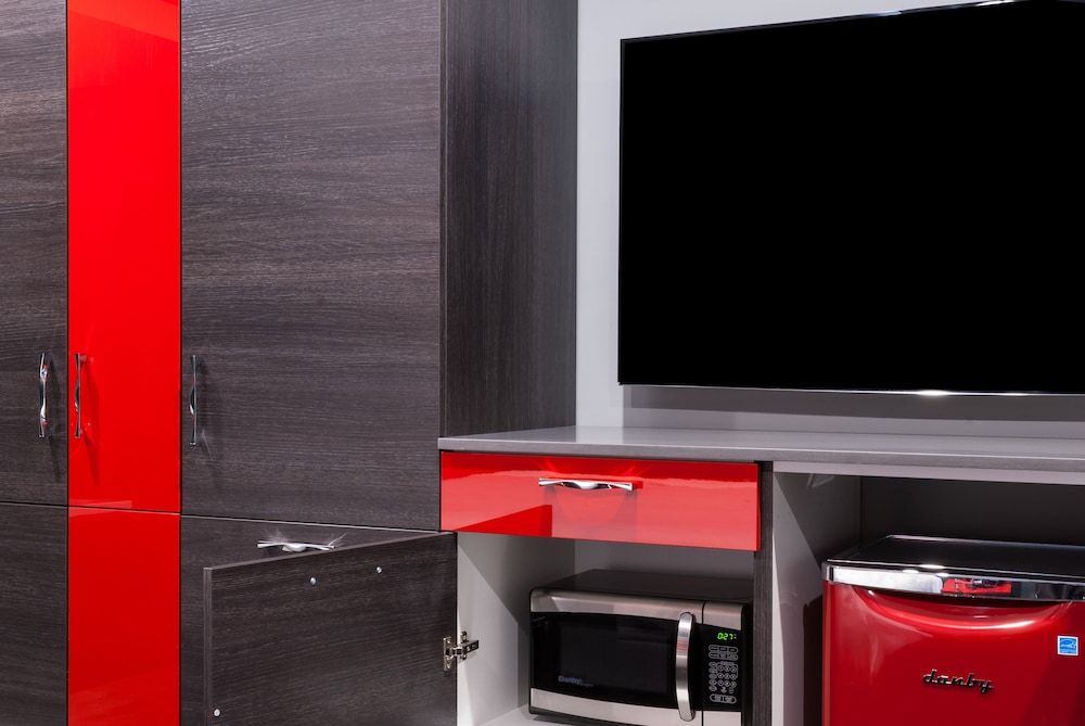 Astro Pasadena Hotel Deluxe Room, 1 King Bed, Refrigerator & Microwave 5