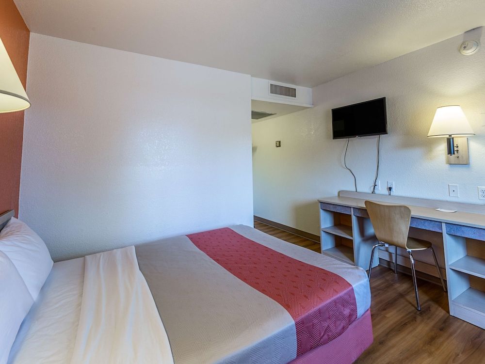 Motel 6 Yreka, CA Deluxe Room, 1 Double Bed, Accessible, Non Smoking 2
