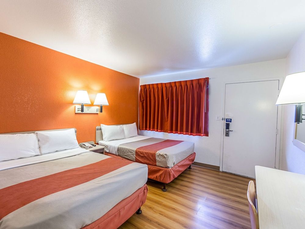 Motel 6 Yreka, CA Deluxe Room, 2 Double Beds, Non Smoking, Refrigerator & Microwave 2