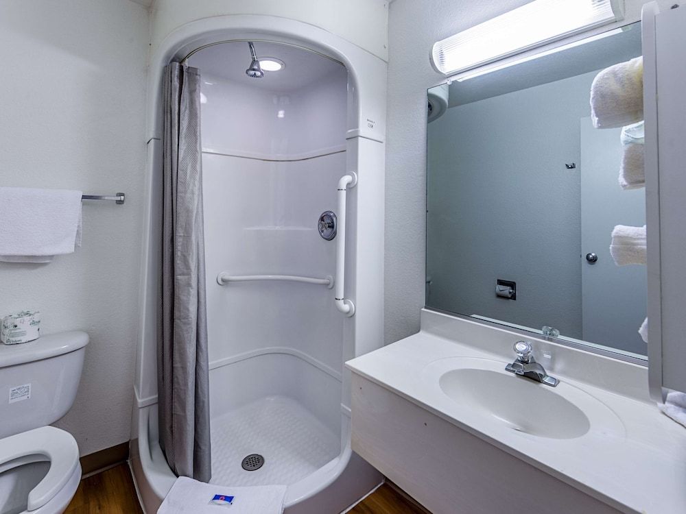 Motel 6 Yreka, CA Deluxe Room, 1 Double Bed, Accessible, Non Smoking 4