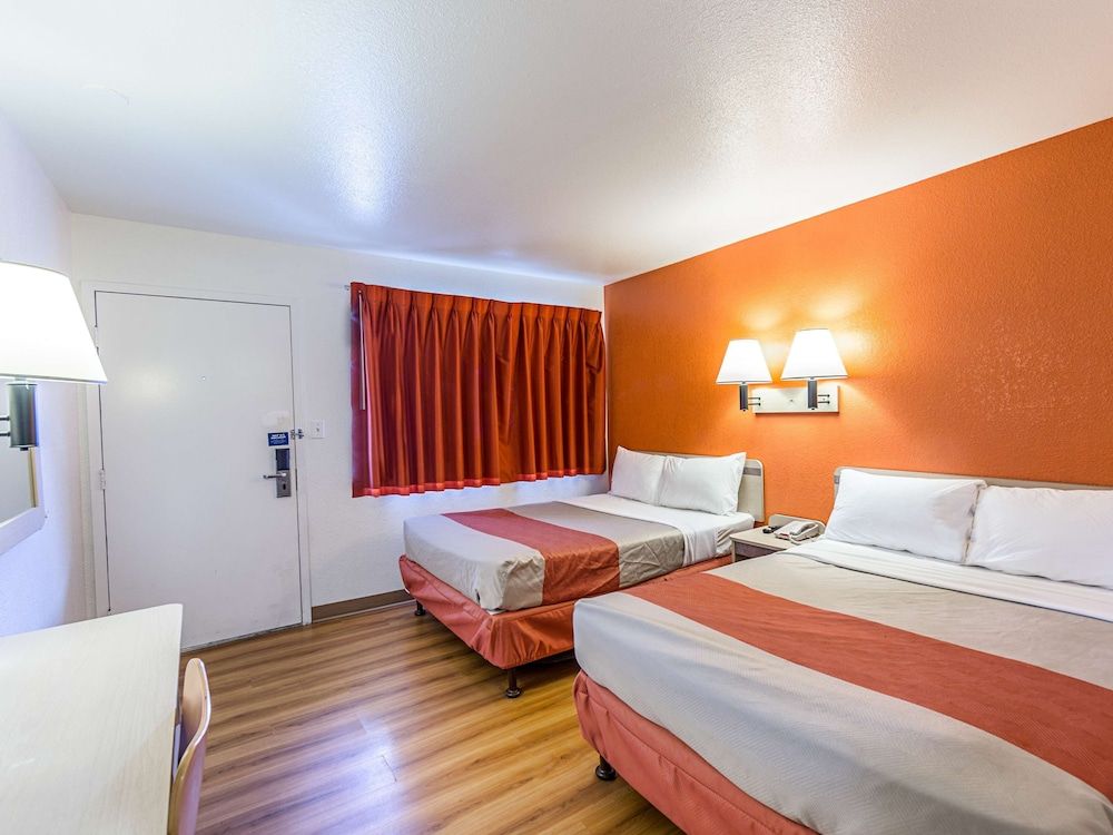 Motel 6 Yreka, CA Deluxe Room, 2 Double Beds, Non Smoking, Refrigerator & Microwave 3