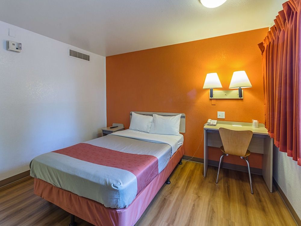 Motel 6 Yreka, CA Deluxe Room, 1 Queen Bed, Smoking, Refrigerator & Microwave 2