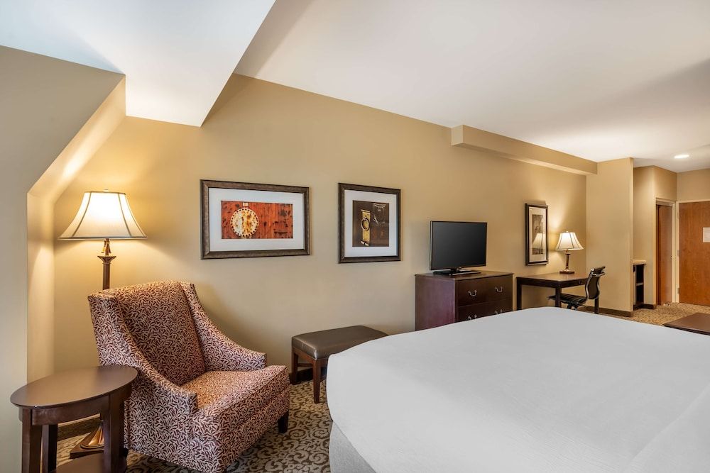 Best Western Plus Intercourse Village Inn & Suites Standard Room, 1 King Bed, Non Smoking, Refrigerator & Microwave (with Sofabed) 4