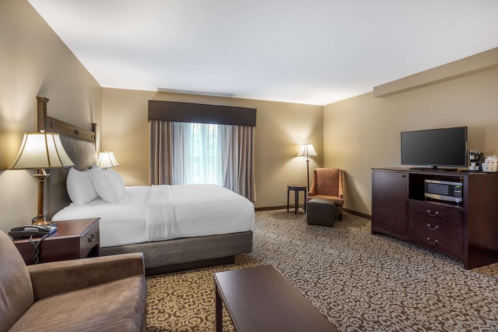 Best Western Plus Intercourse Village Inn & Suites Standard Room, 1 King Bed, Non Smoking, Refrigerator & Microwave (with Sofabed)