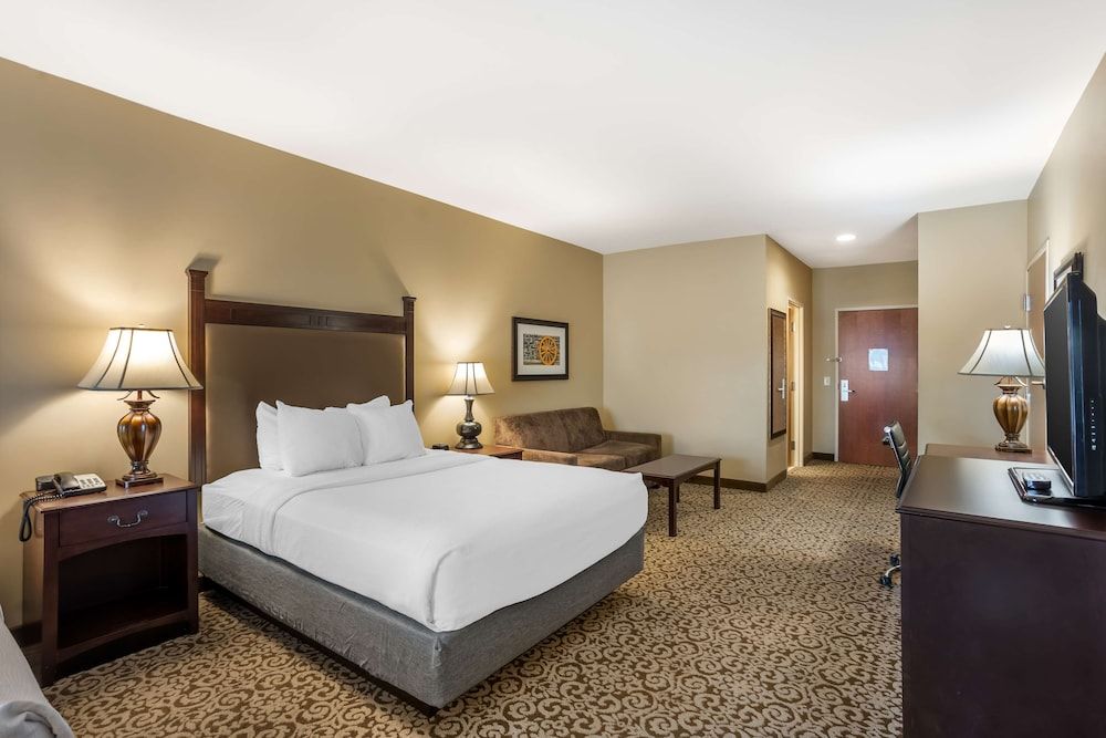 Best Western Plus Intercourse Village Inn & Suites Standard Room, 1 King Bed, Non Smoking, Refrigerator & Microwave (with Sofabed) 2