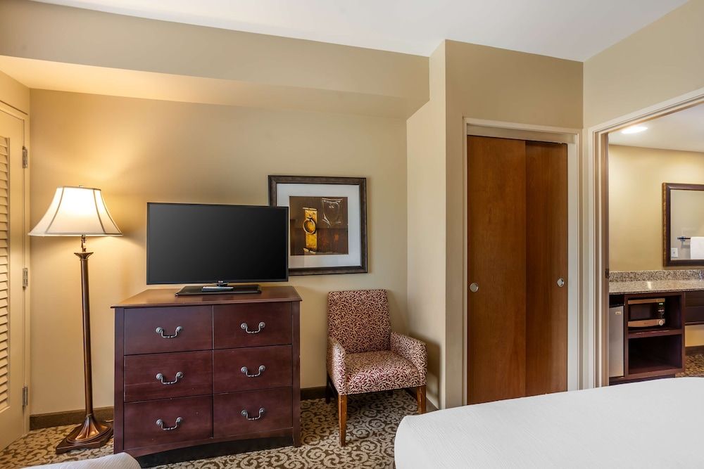Best Western Plus Intercourse Village Inn & Suites Suite, 3 Twin Beds, Accessible, Patio (with Sofabed) 4