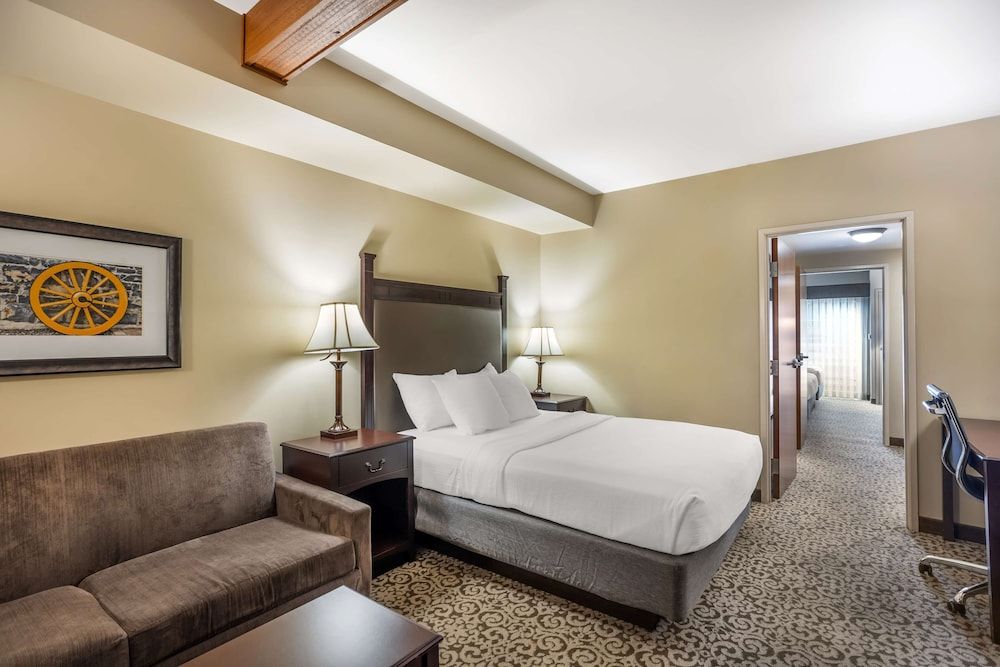 Best Western Plus Intercourse Village Inn & Suites Suite, 3 Twin Beds, Accessible, Patio (with Sofabed) 2