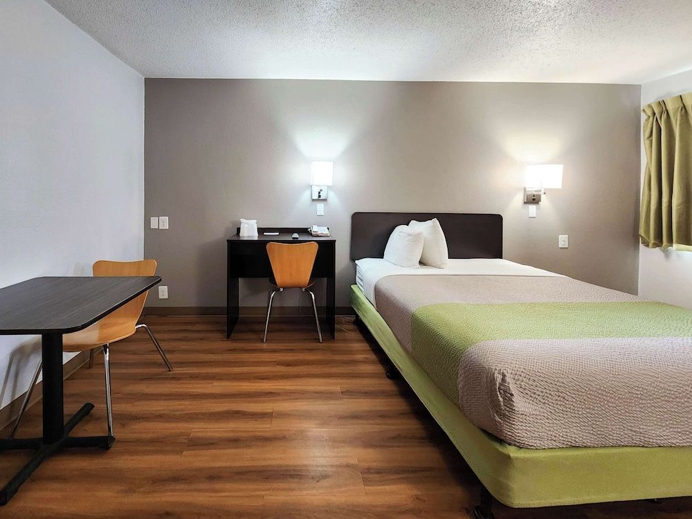 Standard Room, 1 King Bed, Accessible, Non Smoking