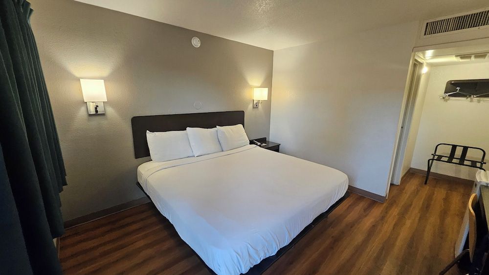 Motel 6 Blythe, CA Standard Room, 1 King Bed, Non Smoking 2