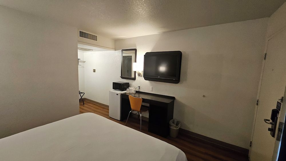 Motel 6 Blythe, CA Standard Room, 1 King Bed, Non Smoking 3