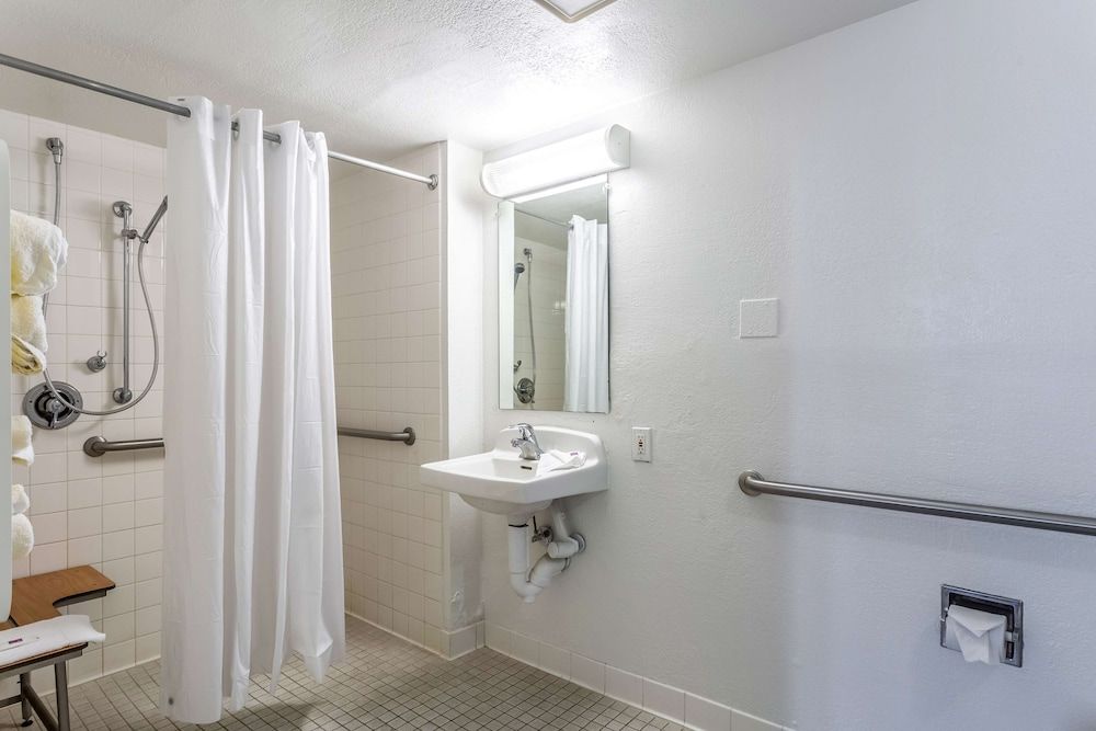 Motel 6 Blythe, CA Standard Room, 1 King Bed, Accessible, Non Smoking 7