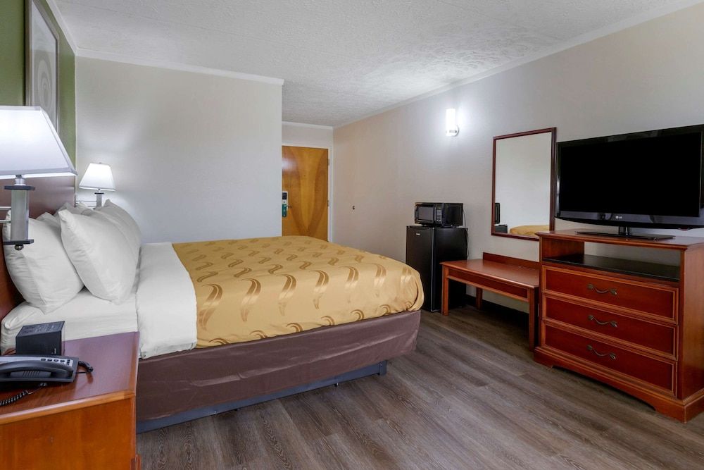 Quality Inn - Roxboro South Standard Room, 1 King Bed, Non Smoking 2