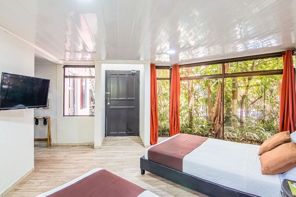 Jaco Lodge Quiet Hotel Double room, Multiple beds, garden area - Pets allowed 3