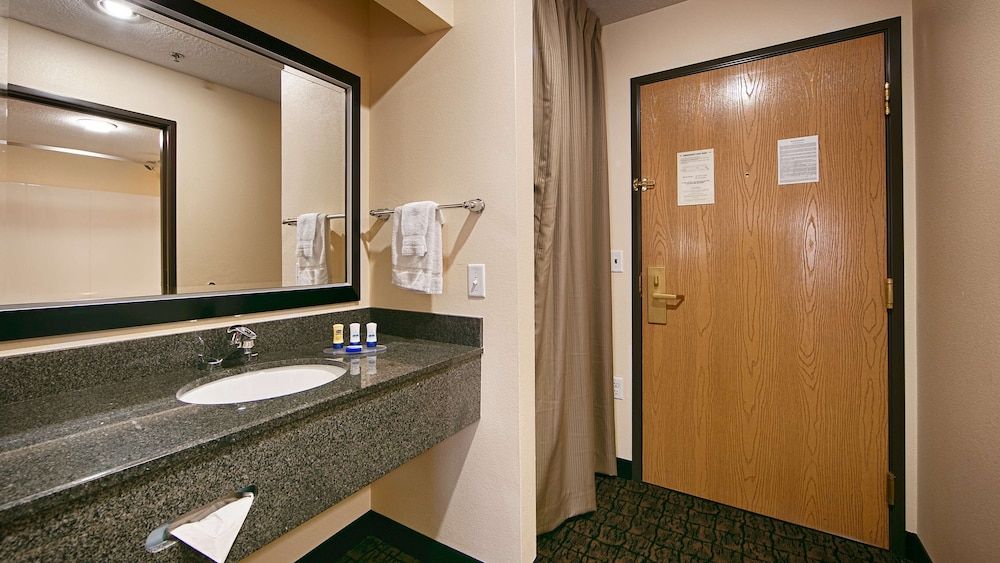 Best Western Plus Wendover Inn Standard Room, 2 Queen Beds, Non Smoking, Refrigerator 4