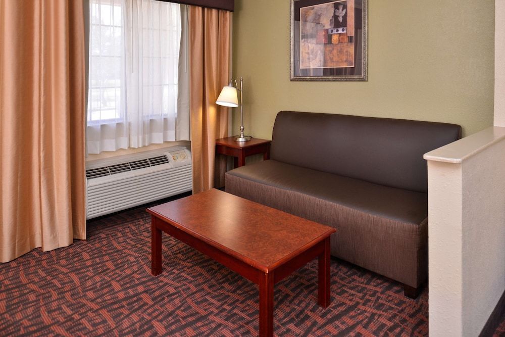 Best Western Eunice Standard Room, 1 King Bed, Non Smoking, Refrigerator & Microwave 4