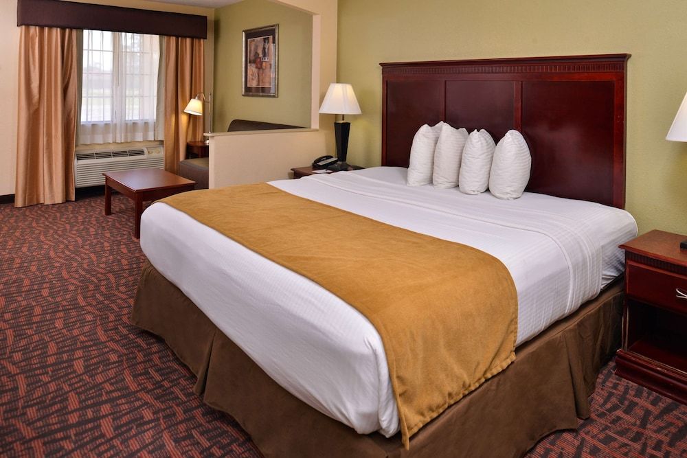 Best Western Eunice Standard Room, 1 King Bed, Accessible, Bathtub 2