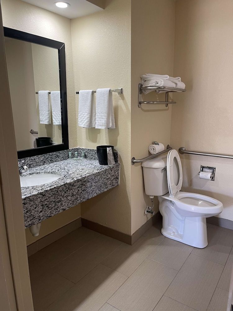 Best Western Eunice Standard Room, 1 King Bed, Accessible, Bathtub 3