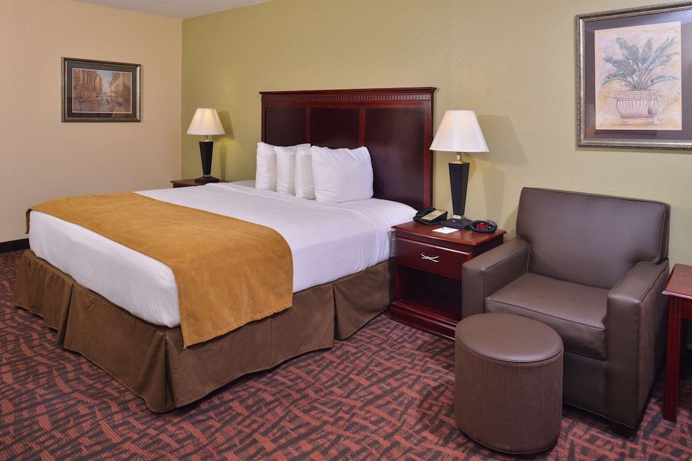 Best Western Eunice Standard Room, 1 King Bed, Non Smoking, Refrigerator & Microwave 2