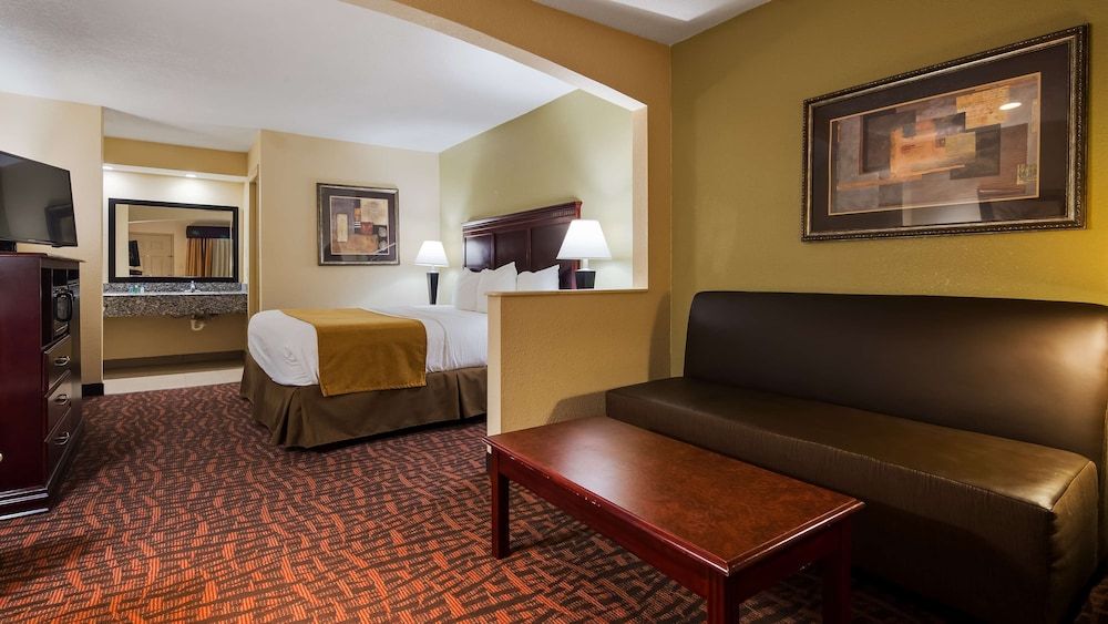 Best Western Eunice Standard Room, 1 King Bed, Accessible, Bathtub 4