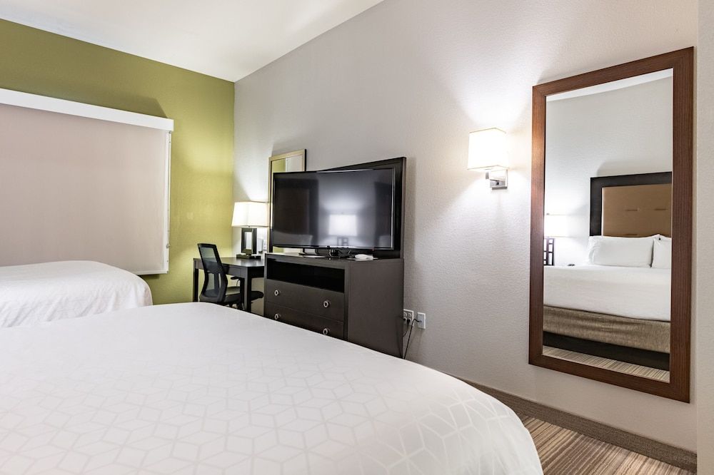 Standard Room, 2 Queen Beds, Roll-in Shower (Mobility)