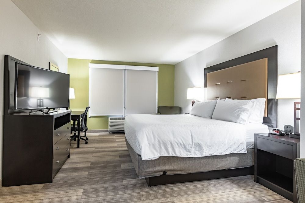 Standard Room, 1 King Bed, Accessible (Mobility)