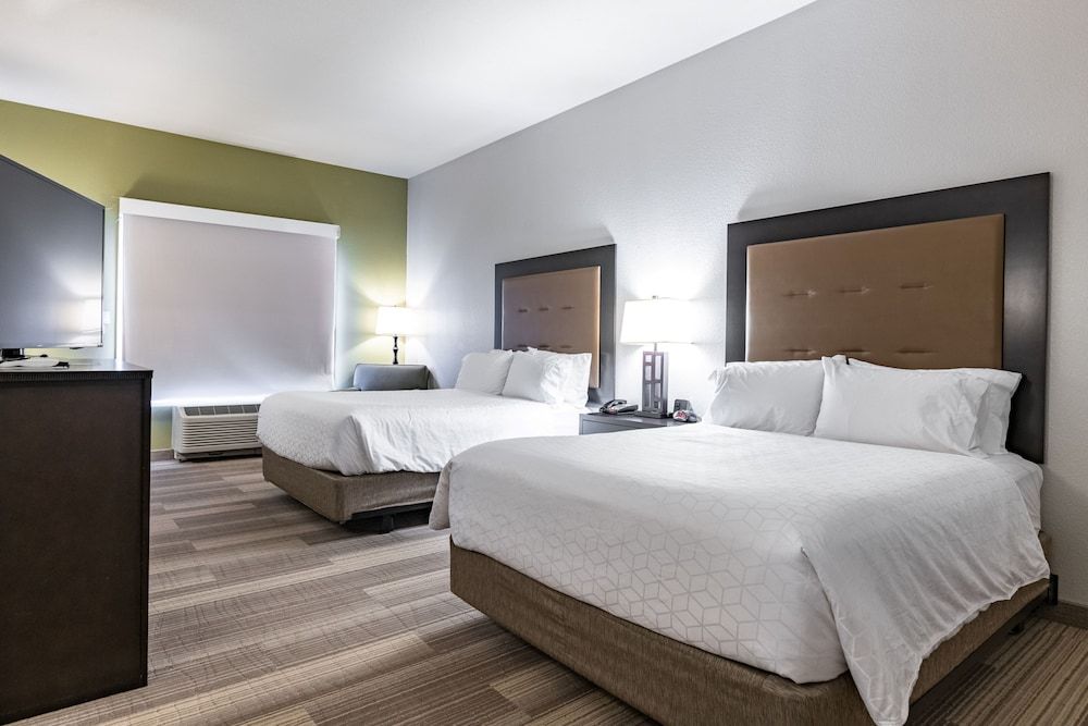 Standard Room, 2 Queen Beds, Roll-in Shower (Mobility)
