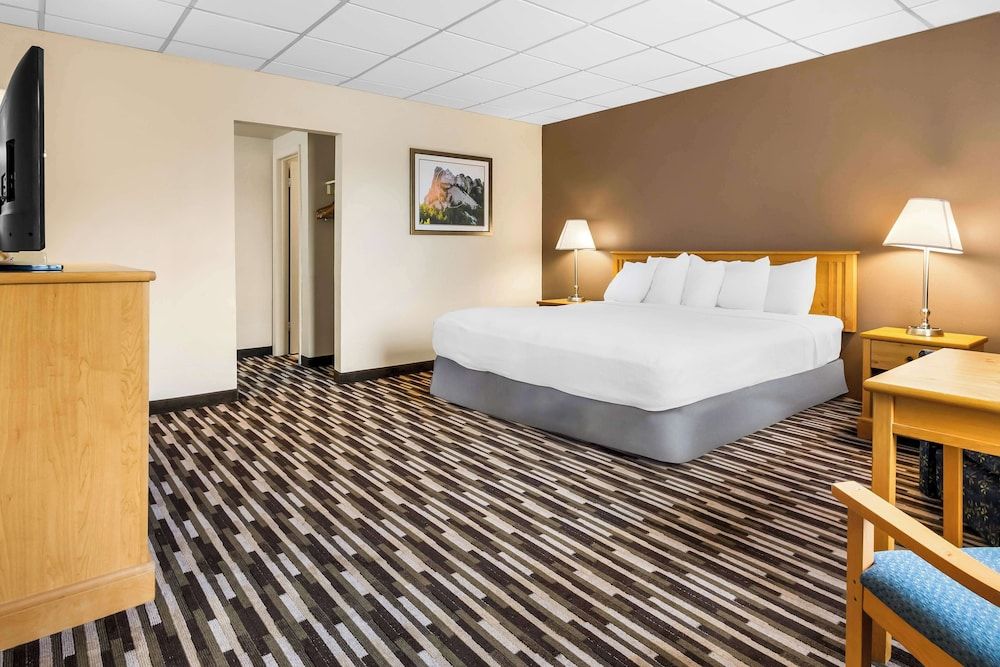 Best Western Lee's Motor Inn Standard Room, 1 King Bed, Refrigerator, Ground Floor 2