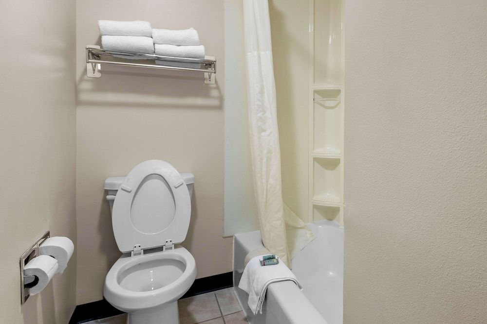 Best Western Lee's Motor Inn Standard Room, 1 King Bed, Refrigerator, Ground Floor 6