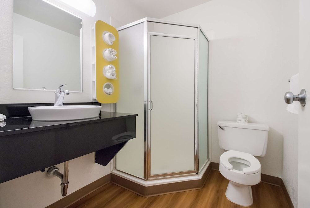 Motel 6 Moses Lake, WA Standard Room, 2 Double Beds, Non Smoking, Refrigerator & Microwave 9