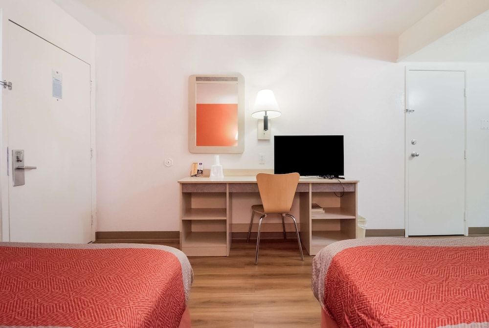 Motel 6 Moses Lake, WA Standard Room, 2 Double Beds, Non Smoking, Refrigerator & Microwave 4