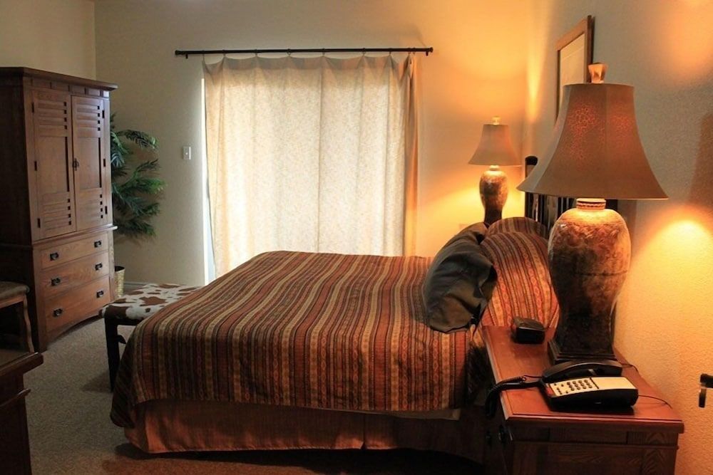 Flying L Ranch Resort Western Place Suites (A-Side)