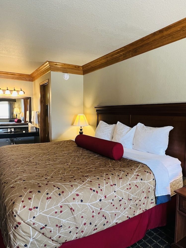 Cattle Country Lodge Standard Room, 1 King Bed 6