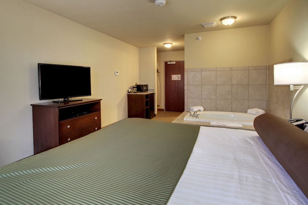 Cobblestone Inn & Suites - Linton Room, 1 King Bed with Whirlpool, Non Smoking 2