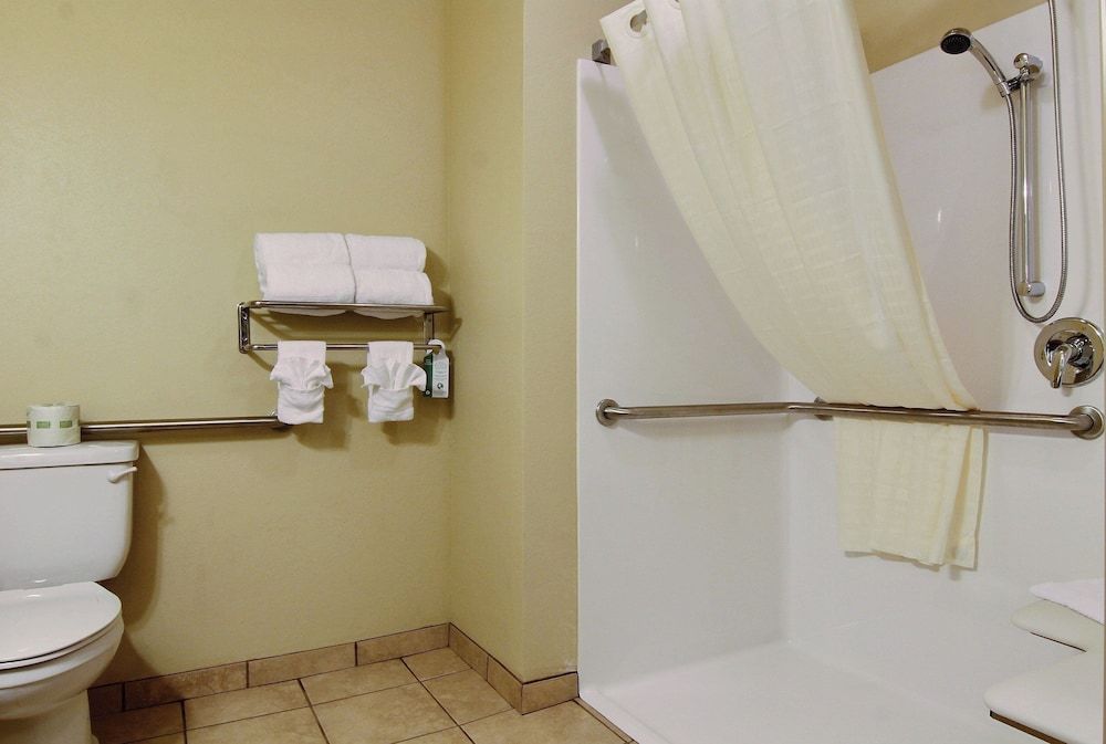 Cobblestone Inn & Suites - Linton Suite, 1 King Bed with Sofa Sleep, Accessible Roll in Shower, Non Smoking 2