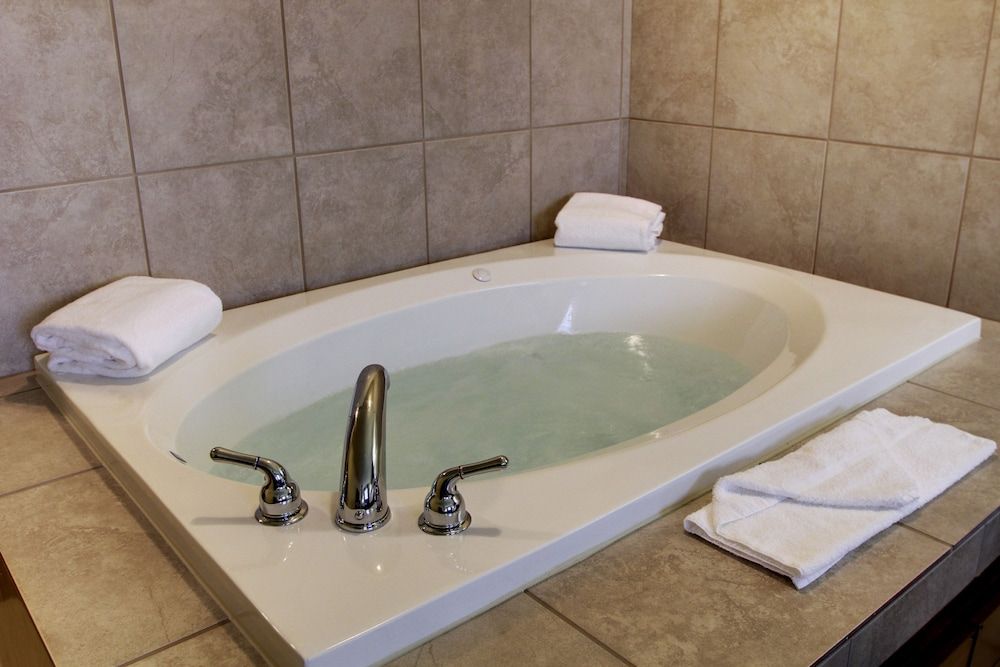 Cobblestone Inn & Suites - Linton Room, 1 King Bed with Whirlpool, Non Smoking 6
